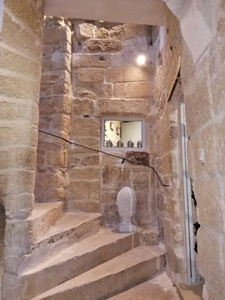 UZES, élégante maison de ville en pierre du XVIIIe siècle au cœur d’Uzès, T4 de 108m2.