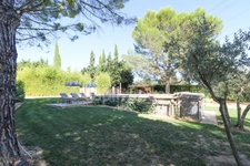 Maison en pierre exceptionnelle sans voisin immédiat avec jardin spacieux, piscine, chalet d'invités à 6 km d'Uzès.