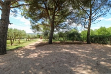 Maison en pierre exceptionnelle sans voisin immédiat avec jardin spacieux, piscine, chalet d'invités à 6 km d'Uzès.
