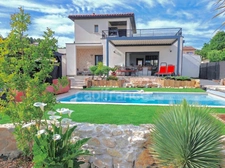 Dpt Gard (30), à vendre proche de UZES maison P5 de 123 m², piscine, panneaux solaire, gîte.  