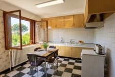 UZES 4km, village toutes commodités : Maison avec grand terrain, garage double et vue dominante !