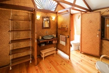 Maison en pierre exceptionnelle sans voisin immédiat avec jardin spacieux, piscine, chalet d'invités à 6 km d'Uzès.