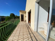 UZES 4km, village with all amenities: House with large grounds, double garage and commanding view!