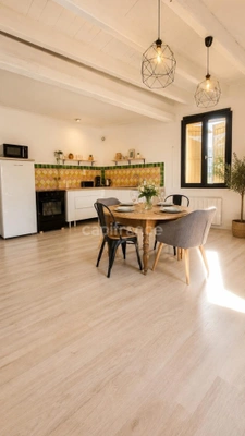 Uzès à 4 km – Maison de village T5 d'environ 130 m² avec garage (composée de 2 logements), pas d'extérieur.