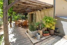Maison en pierre exceptionnelle sans voisin immédiat avec jardin spacieux, piscine, chalet d'invités à 6 km d'Uzès.