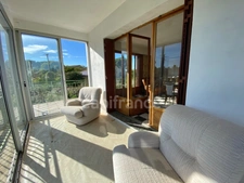 UZES 4km, village with all amenities: House with large grounds, double garage and commanding view!