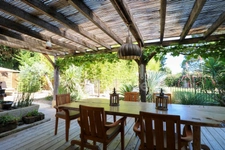 Maison en pierre exceptionnelle sans voisin immédiat avec jardin spacieux, piscine, chalet d'invités à 6 km d'Uzès.