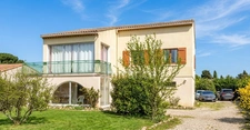 UZES 4km, village toutes commodités : Maison avec grand terrain, garage double et vue dominante !