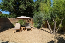 Maison en pierre exceptionnelle sans voisin immédiat avec jardin spacieux, piscine, chalet d'invités à 6 km d'Uzès.
