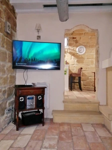 UZES, élégante maison de ville en pierre du XVIIIe siècle au cœur d’Uzès, T4 de 108m2.