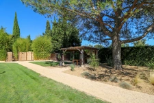 Maison en pierre exceptionnelle sans voisin immédiat avec jardin spacieux, piscine, chalet d'invités à 6 km d'Uzès.