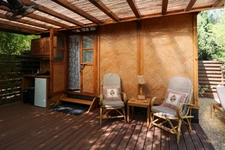 Maison en pierre exceptionnelle sans voisin immédiat avec jardin spacieux, piscine, chalet d'invités à 6 km d'Uzès.