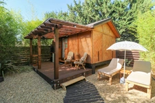Maison en pierre exceptionnelle sans voisin immédiat avec jardin spacieux, piscine, chalet d'invités à 6 km d'Uzès.