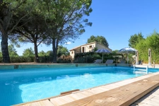 Maison en pierre exceptionnelle sans voisin immédiat avec jardin spacieux, piscine, chalet d'invités à 6 km d'Uzès.
