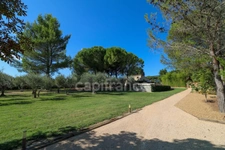 Maison en pierre exceptionnelle sans voisin immédiat avec jardin spacieux, piscine, chalet d'invités à 6 km d'Uzès.