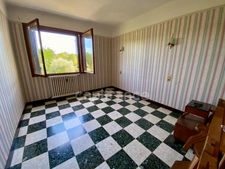 UZES 4km, village with all amenities: House with large grounds, double garage and commanding view!