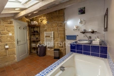 UZES, élégante maison de ville en pierre du XVIIIe siècle au cœur d’Uzès, T4 de 108m2.