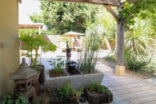 Maison en pierre exceptionnelle sans voisin immédiat avec jardin spacieux, piscine, chalet d'invités à 6 km d'Uzès.