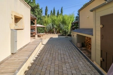 Maison en pierre exceptionnelle sans voisin immédiat avec jardin spacieux, piscine, chalet d'invités à 6 km d'Uzès.