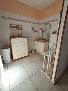VILLEMOUSTAUSSOU – ÉLÉGANTE MAISON FAMILIALE AVEC JARDIN, TERRASSE ET GARAGE