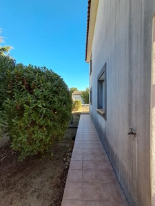 VILLEMOUSTAUSSOU – ÉLÉGANTE MAISON FAMILIALE AVEC JARDIN, TERRASSE ET GARAGE