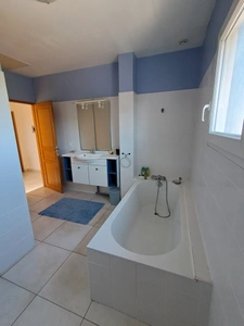 VILLEMOUSTAUSSOU – ÉLÉGANTE MAISON FAMILIALE AVEC JARDIN, TERRASSE ET GARAGE