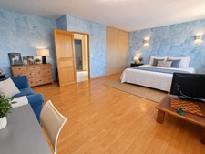 VILLEMOUSTAUSSOU – ÉLÉGANTE MAISON FAMILIALE AVEC JARDIN, TERRASSE ET GARAGE