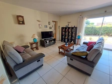 VILLEMOUSTAUSSOU – ÉLÉGANTE MAISON FAMILIALE AVEC JARDIN, TERRASSE ET GARAGE