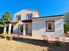VILLEMOUSTAUSSOU – ÉLÉGANTE MAISON FAMILIALE AVEC JARDIN, TERRASSE ET GARAGE