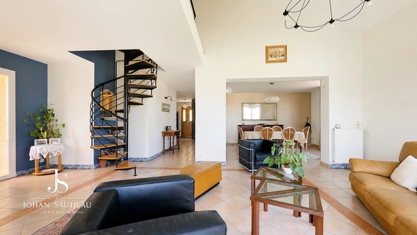 Superbe maison familiale de 1999 et de 213m² + 1 studio de 28 m²