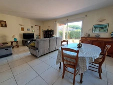 VILLEMOUSTAUSSOU – ÉLÉGANTE MAISON FAMILIALE AVEC JARDIN, TERRASSE ET GARAGE