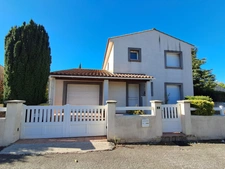 VILLEMOUSTAUSSOU – ÉLÉGANTE MAISON FAMILIALE AVEC JARDIN, TERRASSE ET GARAGE