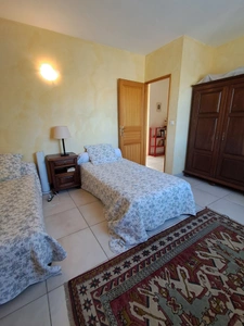 VILLEMOUSTAUSSOU – ÉLÉGANTE MAISON FAMILIALE AVEC JARDIN, TERRASSE ET GARAGE