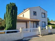 VILLEMOUSTAUSSOU – ÉLÉGANTE MAISON FAMILIALE AVEC JARDIN, TERRASSE ET GARAGE