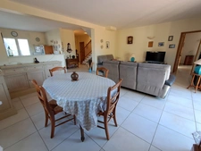 VILLEMOUSTAUSSOU – ÉLÉGANTE MAISON FAMILIALE AVEC JARDIN, TERRASSE ET GARAGE