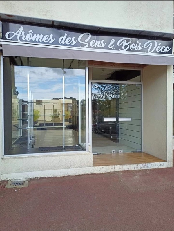 Dpt Charente Maritime (17), à vendre LES MATHES Local commercial 37.31m2 carrez+reserve 24.90m2+terrasses10m2