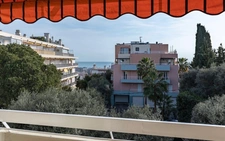 Antibes – Beau 3 pièces traversant rénové avec terrasse, parking et cave – Résidence Le Saint Jean