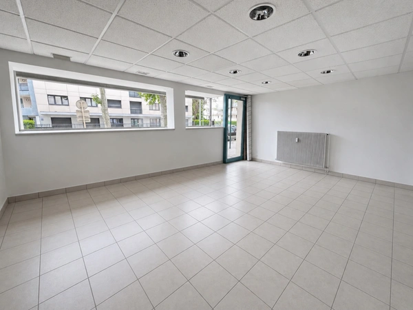 Local commercial avec vitrine et appartement T3 – Bien rare à usage mixte