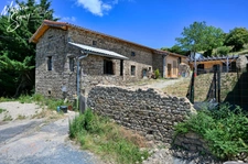 Ferme P5 en campagne à finir de rénover sur un ensemble de 2200 m² de parcelles vendre à THURINS (69)