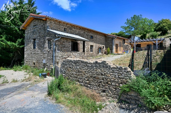 Ferme P5 en campagne à finir de rénover sur un ensemble de 2200 m² de parcelles vendre à THURINS (69)