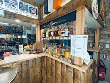 À Vendre BAR a biere  et  Restaurant avec logement de fonction parking
