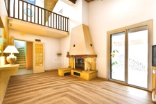 À vendre à Nébian, dans l’Hérault, villa familiale de 146 m² comprenant 5 pièces et 4 chambres, implantée sur un terrain de 628 m² exposé plein sud.