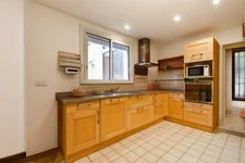 À vendre à Nébian, dans l’Hérault, villa familiale de 146 m² comprenant 5 pièces et 4 chambres, implantée sur un terrain de 628 m² exposé plein sud.