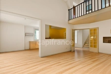 À vendre à Nébian, dans l’Hérault, villa familiale de 146 m² comprenant 5 pièces et 4 chambres, implantée sur un terrain de 628 m² exposé plein sud.