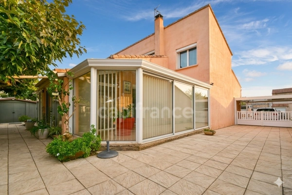 À vendre à Nébian, dans l’Hérault, villa familiale de 146 m² comprenant 5 pièces et 4 chambres, implantée sur un terrain de 628 m² exposé plein sud.