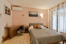 À vendre à Nébian, dans l’Hérault, villa familiale de 146 m² comprenant 5 pièces et 4 chambres, implantée sur un terrain de 628 m² exposé plein sud.