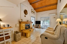 À vendre à Nébian, dans l’Hérault, villa familiale de 146 m² comprenant 5 pièces et 4 chambres, implantée sur un terrain de 628 m² exposé plein sud.