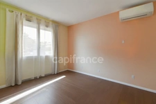À vendre à Nébian, dans l’Hérault, villa familiale de 146 m² comprenant 5 pièces et 4 chambres, implantée sur un terrain de 628 m² exposé plein sud.