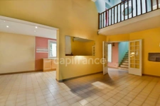 À vendre à Nébian, dans l’Hérault, villa familiale de 146 m² comprenant 5 pièces et 4 chambres, implantée sur un terrain de 628 m² exposé plein sud.