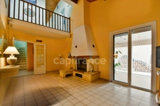 À vendre à Nébian, dans l’Hérault, villa familiale de 146 m² comprenant 5 pièces et 4 chambres, implantée sur un terrain de 628 m² exposé plein sud.